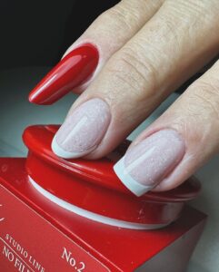 Završni rad studenta sa bazne obuke za nokte. Na slici su prikazani izliveni nokti, badem u crvenoj boji i kocka sa crtanim frenchom.