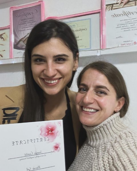 Dodela sertifikata nakon završene bazne obuke za nadogradnju noktiju.